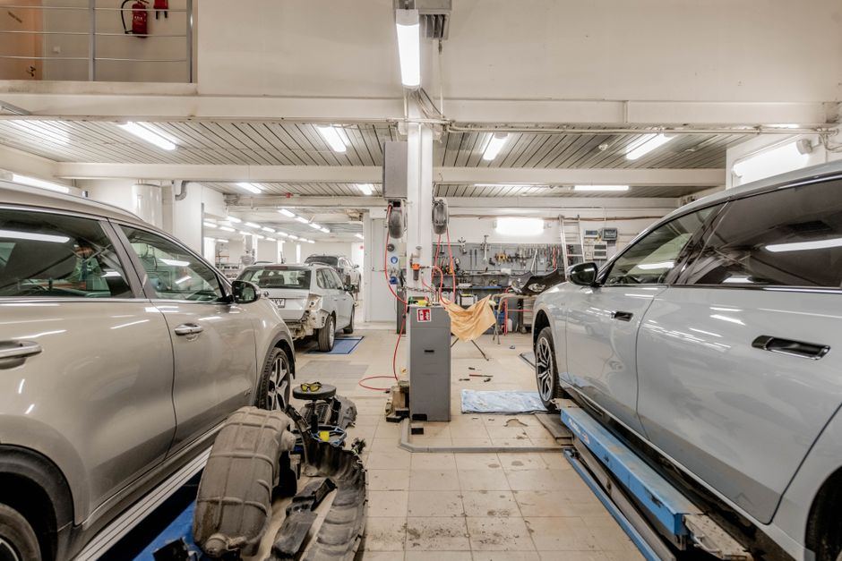 Interiorul unui atelier auto cu mașini în service