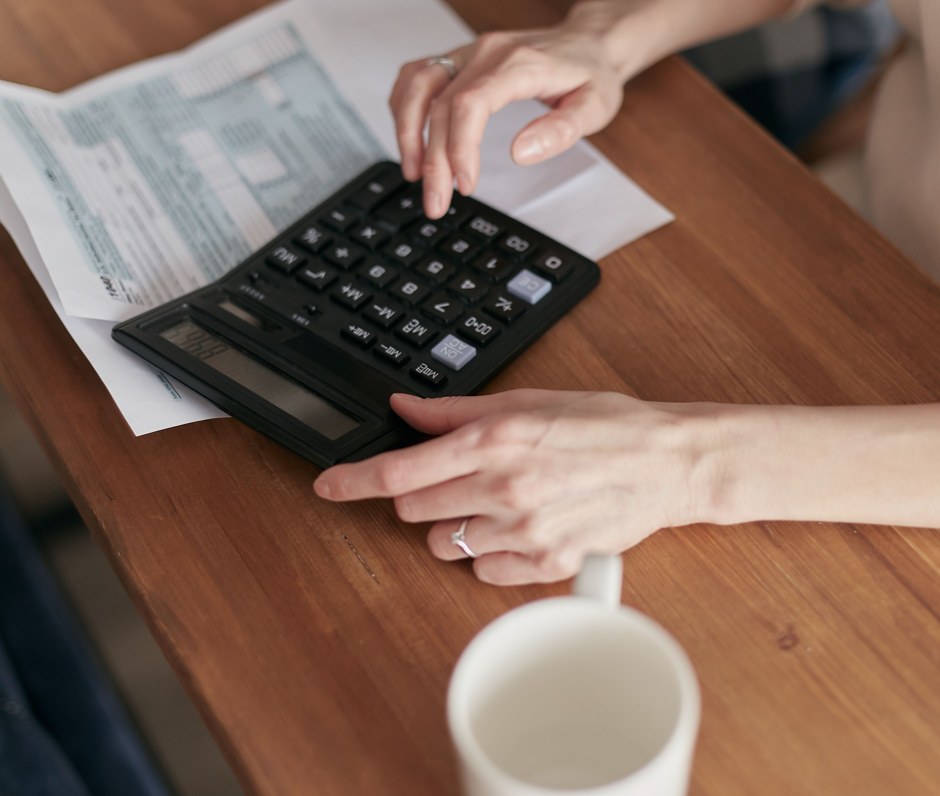 Calcul financiar pe documente contabile, cu calculator de birou