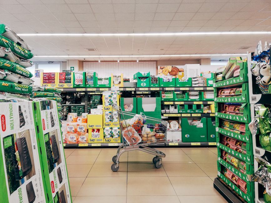 Cărucior de cumpărături pe culoarul unui supermarket