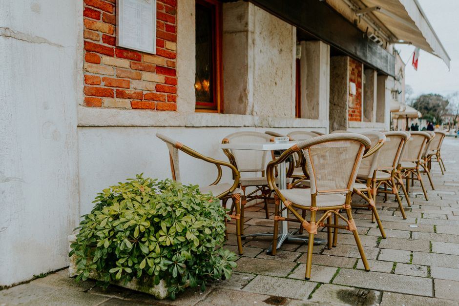 Terasă de cafenea cu scaune din lemn, într-un decor european