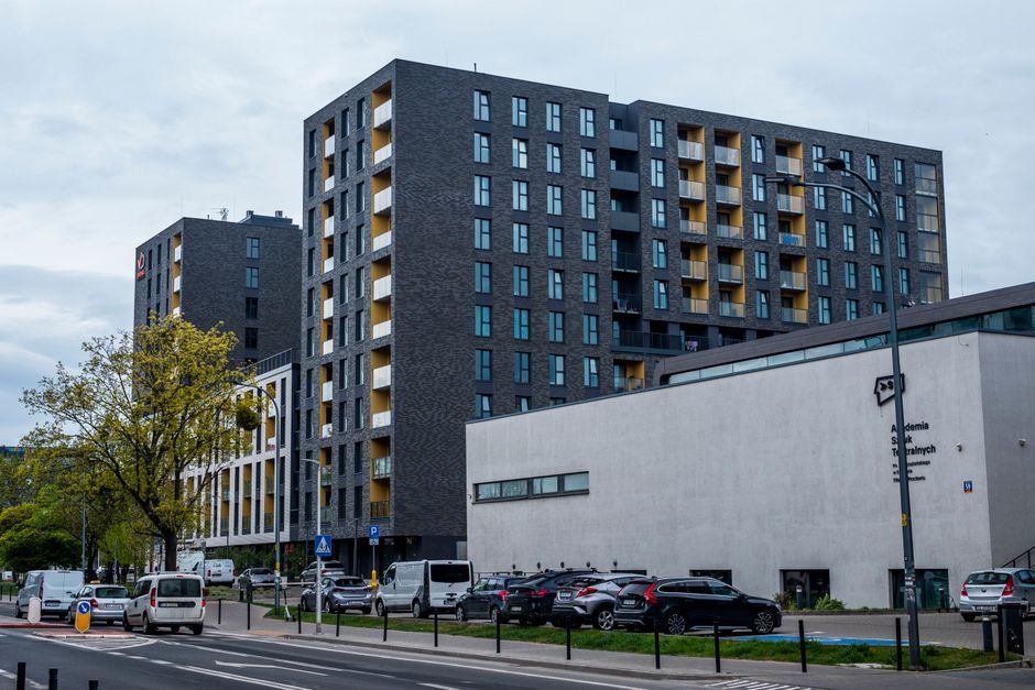 Clădiri rezidențiale moderne într-un cartier urban