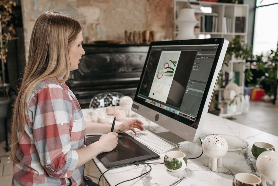 Designer lucrând la o grafică pe calculator, în studio