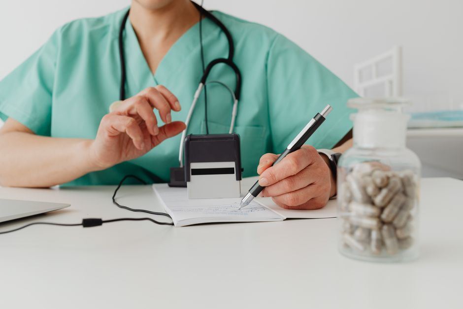 Profesionist medical completând o rețetă