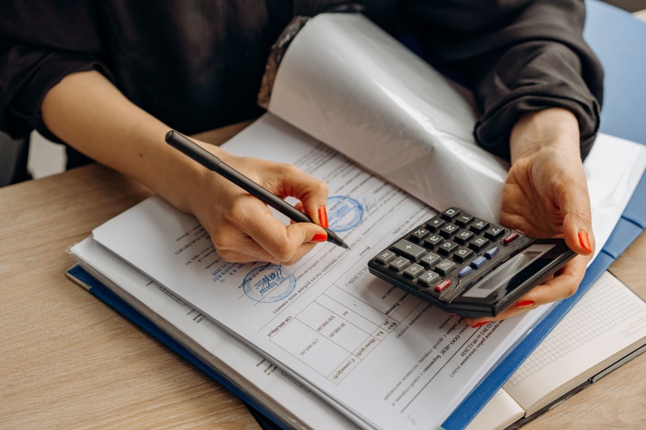 Verificarea unor documente ștampilate, cu calculator alături